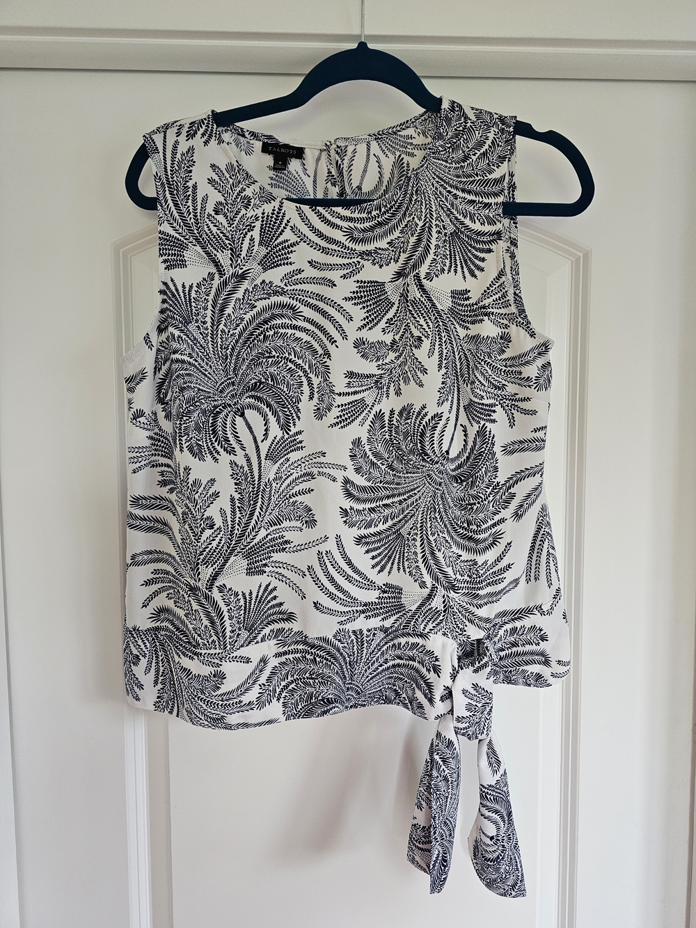 Talbots Women's White Navy Floral Tie Sleeveless Blouse Crew Neck Size 8